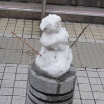 Visited a friend and found a snowman at Shuanglian Station in a freak cold spell.